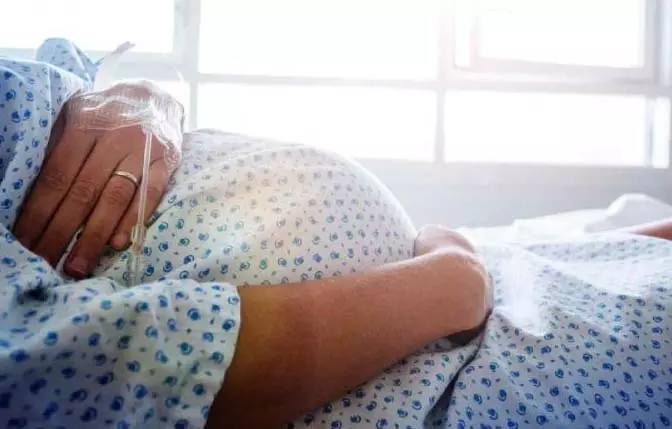 Doctor की कमी के कारण महिला ने हेल्थ सेंटर के बरामदे में बच्चे को जन्म दिया Doctor की कमी के कारण महिला ने हेल्थ सेंटर के बरामदे में बच्चे को जन्म दिया