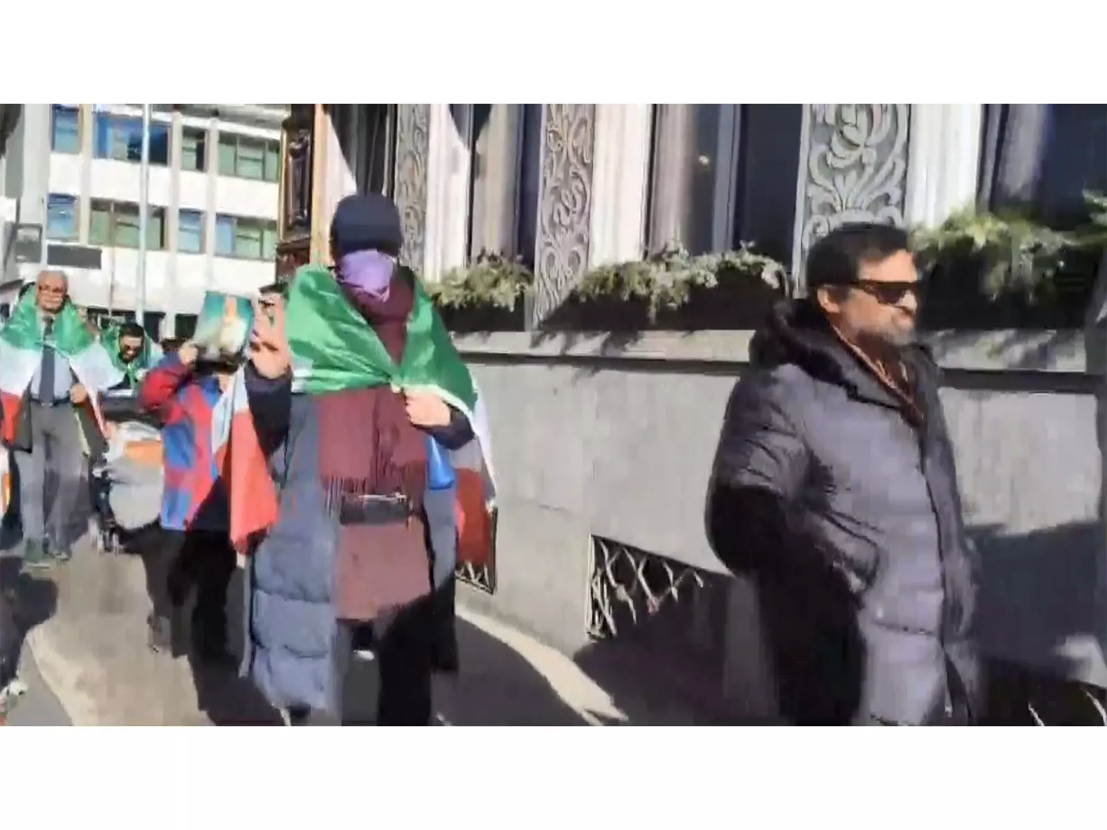 Davos में विश्व आर्थिक मंच के आयोजन स्थल के बाहर ईरानी नागरिकों ने विरोध प्रदर्शन किया Davos में विश्व आर्थिक मंच के आयोजन स्थल के बाहर ईरानी नागरिकों ने विरोध प्रदर्शन किया