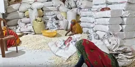 केंद्र सरकार के विजन से बदली जिंदगी, मखाना फैक्ट्री के कामगारों ने जताया आभार केंद्र सरकार के विजन से बदली जिंदगी, मखाना फैक्ट्री के कामगारों ने जताया आभार