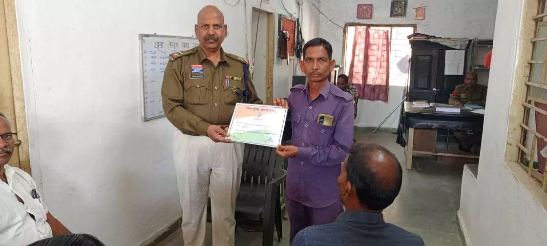 लैलूंगा थाना में नशामुक्ति अभियान को लेकर कोटवार सम्मानित लैलूंगा थाना में नशामुक्ति अभियान को लेकर कोटवार सम्मानित