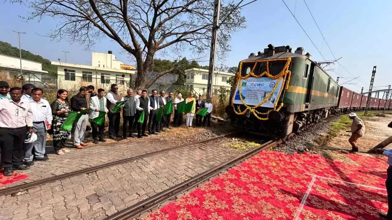 Konkan Railway की नई शुरुआत: थोकुर स्टेशन से पहली कंटेनर रेक को हरी झंडी Konkan Railway की नई शुरुआत: थोकुर स्टेशन से पहली कंटेनर रेक को हरी झंडी