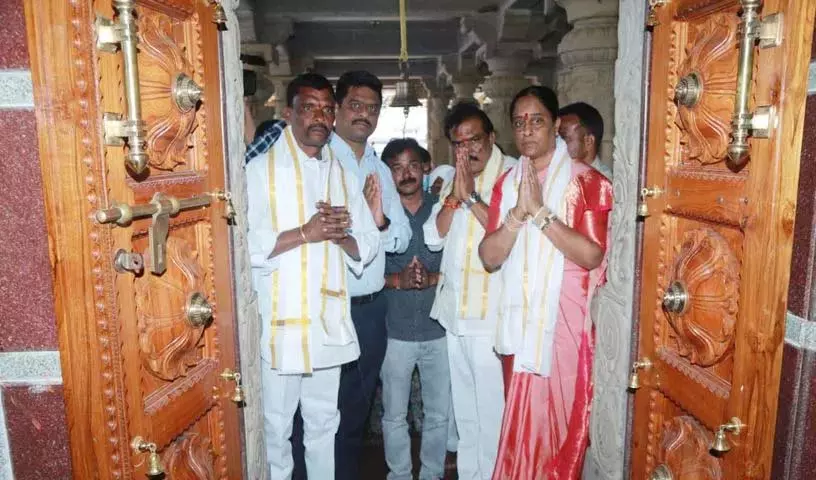 Konda Surekha ने केसलापुर नागोबा मंदिर का दौरा किया, विशेष पूजा की Konda Surekha ने केसलापुर नागोबा मंदिर का दौरा किया, विशेष पूजा की