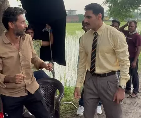 बॉर्डर 2 की रिलीज से पहले अहान शेट्टी हुए इमोशनल, टीम के लिए लिखा दिल छू लेने वाला नोट बॉर्डर 2 की रिलीज से पहले अहान शेट्टी हुए इमोशनल, टीम के लिए लिखा दिल छू लेने वाला नोट