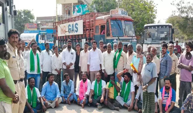 बीआरएस नेताओं और किसानों ने Urea Booking App को लेकर चिंता जताई बीआरएस नेताओं और किसानों ने Urea Booking App को लेकर चिंता जताई