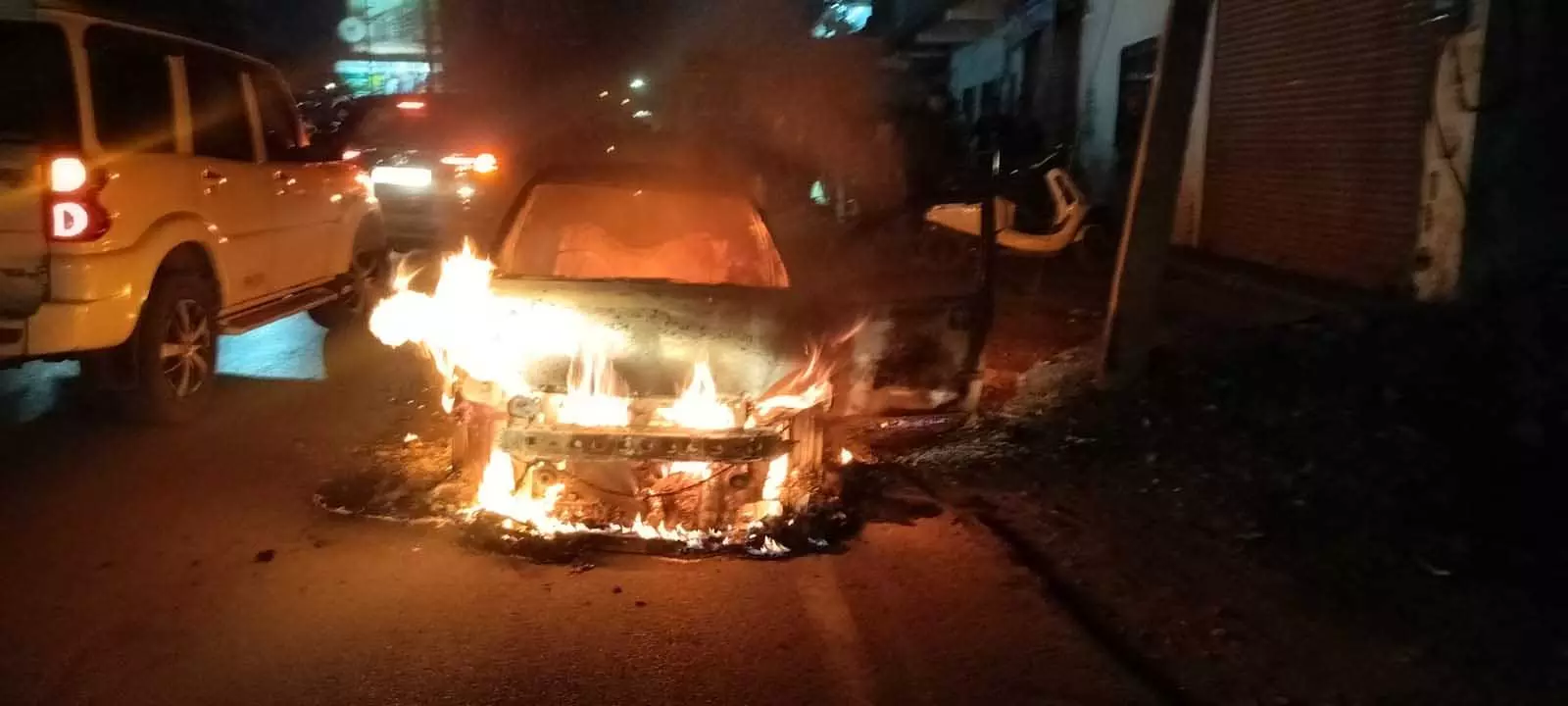 सड्डू में चलती कार में लगी भीषण आग, देखें VIDEO... सड्डू में चलती कार में लगी भीषण आग, देखें VIDEO...