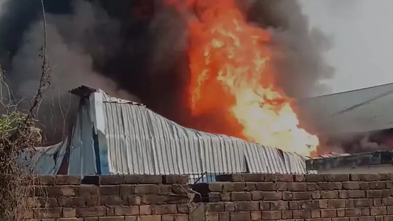Paint factory में अचानक आग लगी, मध्यमग्राम में अफरा-तफरी मची Paint factory में अचानक आग लगी, मध्यमग्राम में अफरा-तफरी मची