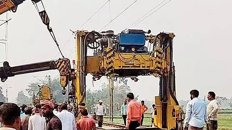 खराब उपकरण के कारण Train रुकी, यात्री नाराज़ खराब उपकरण के कारण Train रुकी, यात्री नाराज़