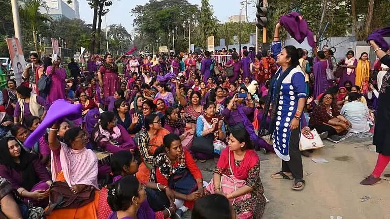 बैंगनी कपड़े पहनने पर ASHA कार्यकर्ताओं को गिरफ्तार किया गया, उत्पीड़न का आरोप बैंगनी कपड़े पहनने पर ASHA कार्यकर्ताओं को गिरफ्तार किया गया, उत्पीड़न का आरोप