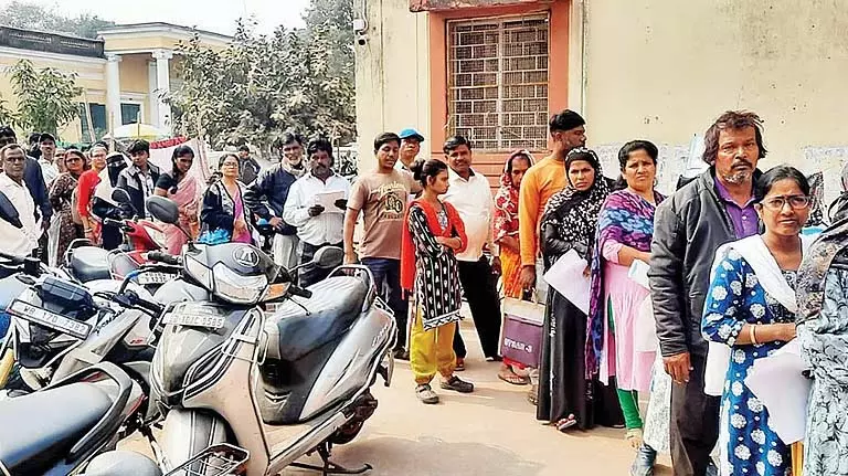 Hearing के लिए स्टाम्प पेपर खरीदने के लिए कोर्ट परिसर में भीड़ जमा हो गई Hearing के लिए स्टाम्प पेपर खरीदने के लिए कोर्ट परिसर में भीड़ जमा हो गई