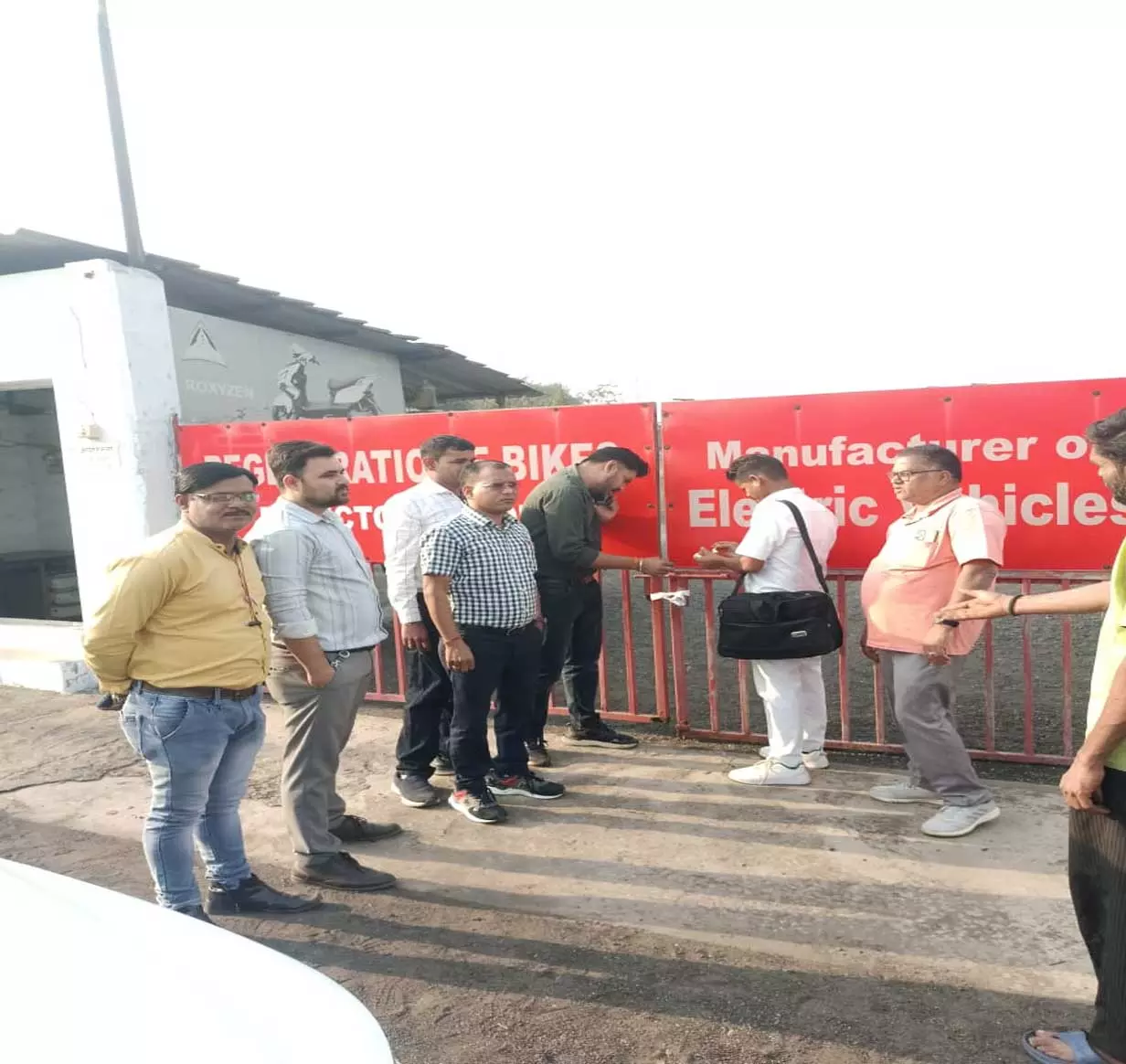 निगम ने 15 बड़े बकायादारों के व्यवसायिक परिसरों पर लगाया ताला निगम ने 15 बड़े बकायादारों के व्यवसायिक परिसरों पर लगाया ताला