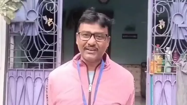 BLO लड़के ने माँ के हाथ में सुनवाई का नोटिस पकड़ाया, उसे कॉल आए BLO लड़के ने माँ के हाथ में सुनवाई का नोटिस पकड़ाया, उसे कॉल आए