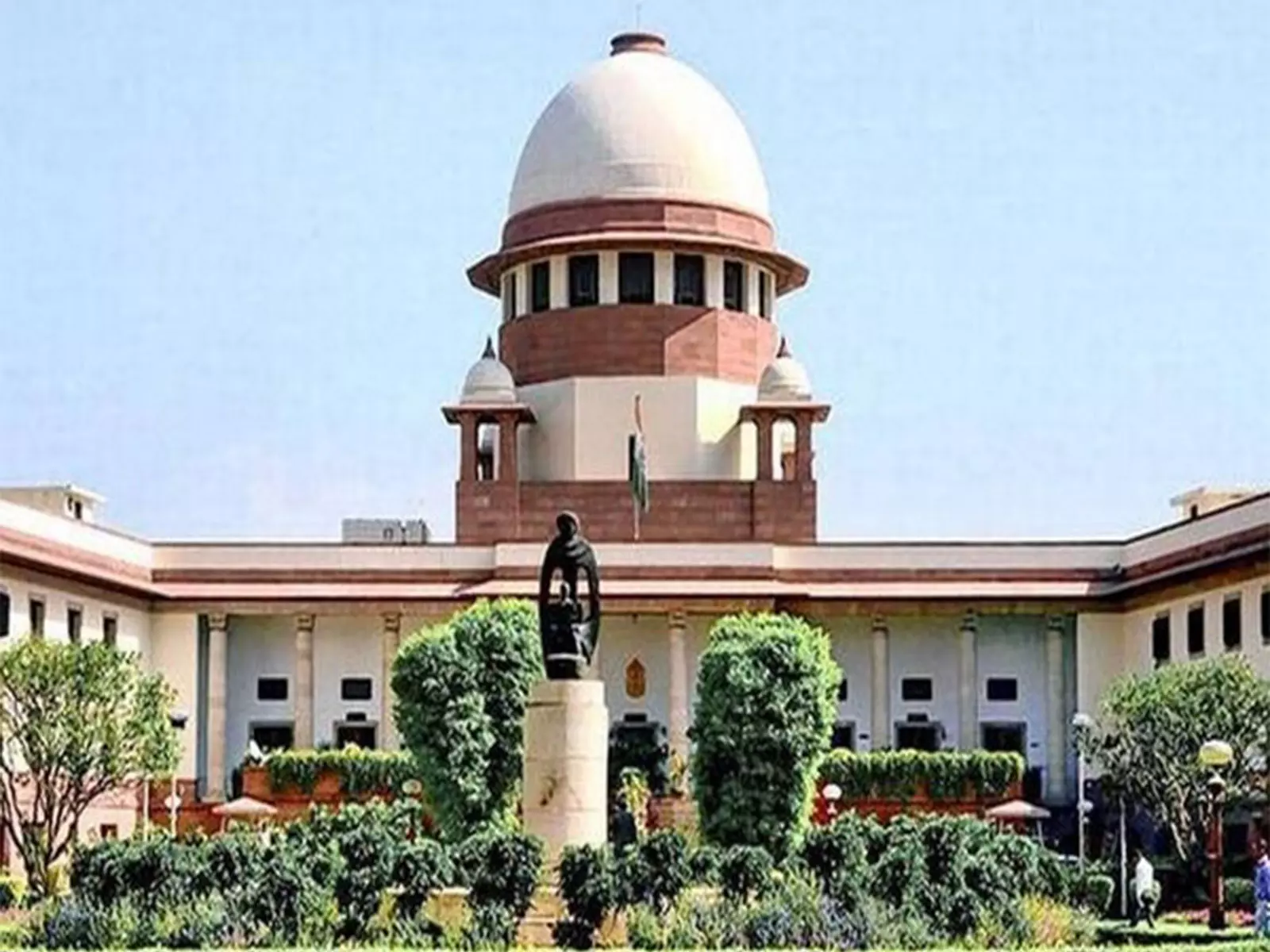 2000 लाल किला हमला: SC ने मौत की सजा पाए दोषियों की अंतिम याचिका पर दिल्ली सरकार से जवाब मांगा 2000 लाल किला हमला: SC ने मौत की सजा पाए दोषियों की अंतिम याचिका पर दिल्ली सरकार से जवाब मांगा