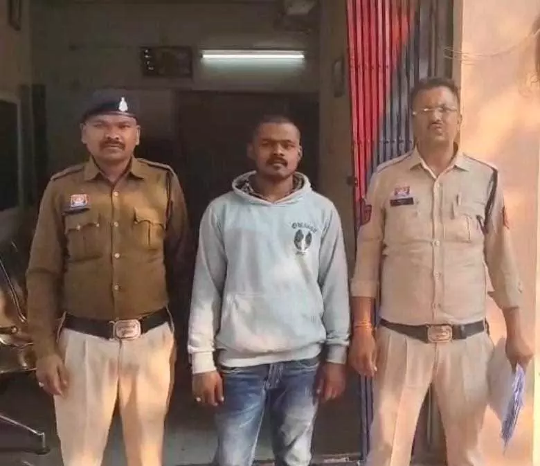 जिला बदर आरोपी सागर ढीमर रंगे हाथ चाकू लहराते गिरफ्तार जिला बदर आरोपी सागर ढीमर रंगे हाथ चाकू लहराते गिरफ्तार