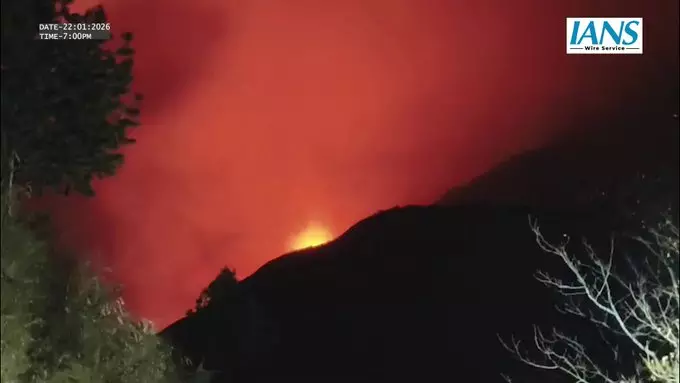 लंबे शुष्क मौसम के कारण फैल रही धधकती लपटें, बचाव दल ने मोर्चा संभाला लंबे शुष्क मौसम के कारण फैल रही धधकती लपटें, बचाव दल ने मोर्चा संभाला