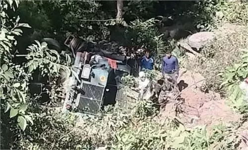 Jammu-Kashmir: गहरी खाई में गिरी सेना की गाड़ी, 10 जवानों की मौत, 7 घायल Jammu-Kashmir: गहरी खाई में गिरी सेना की गाड़ी, 10 जवानों की मौत, 7 घायल