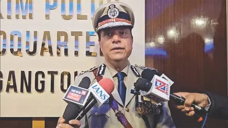 सिक्किम पुलिस को प्रेसिडेंट पुलिस कलर्स मिला, यह सम्मान पाने वाली 15वीं स्टेट फोर्स बनी सिक्किम पुलिस को प्रेसिडेंट पुलिस कलर्स मिला, यह सम्मान पाने वाली 15वीं स्टेट फोर्स बनी