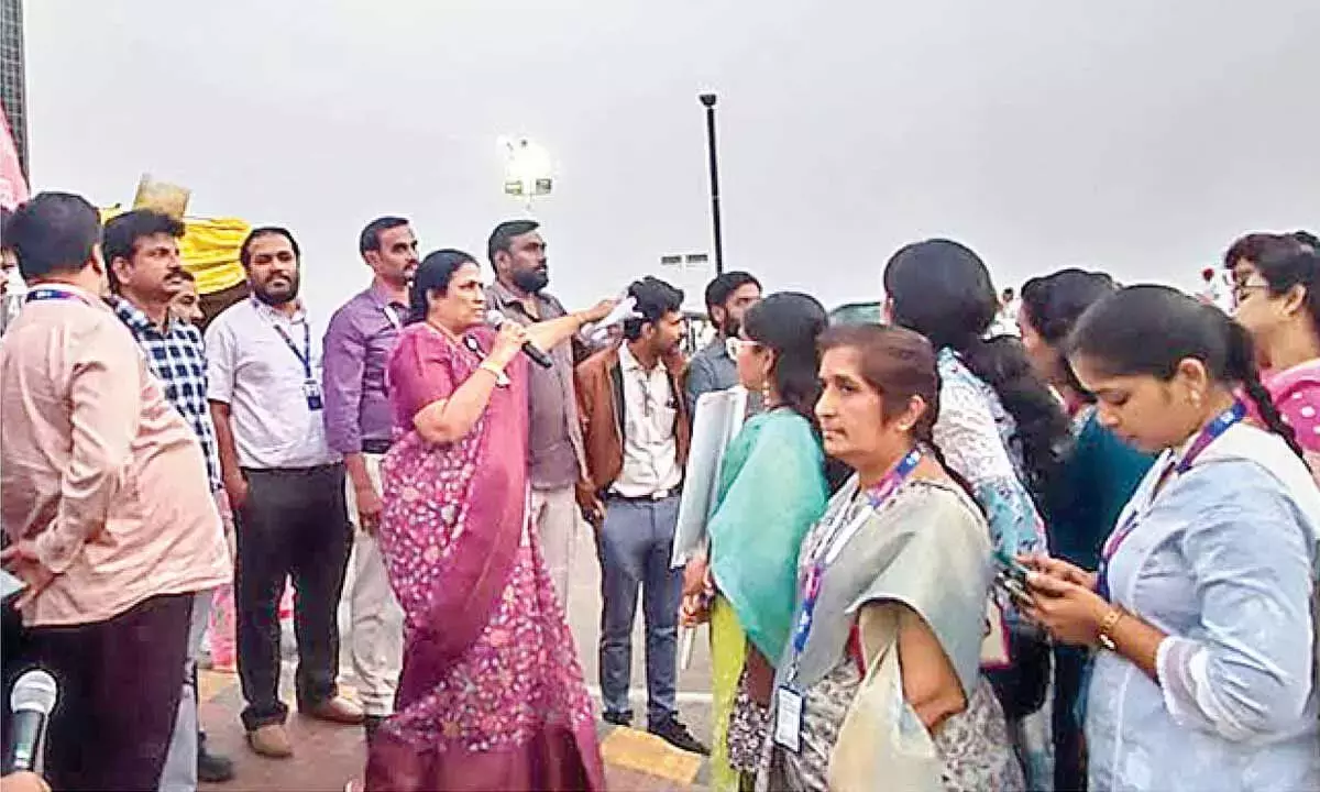 Andhra: बैंकिंग इंडस्ट्री में 5-दिवसीय कार्य सप्ताह की मांग तेज हो गई है Andhra: बैंकिंग इंडस्ट्री में 5-दिवसीय कार्य सप्ताह की मांग तेज हो गई है