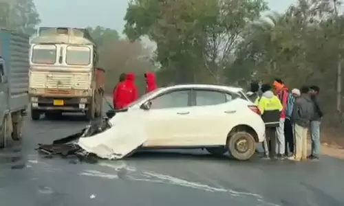 जगदलपुर-रायपुर NH में बड़ा हादसा, कार का इंजन क्षतिग्रस्त