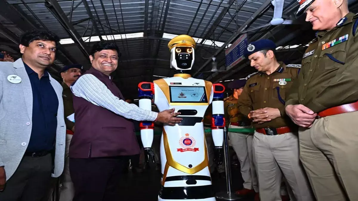 ईस्ट कोस्ट रेलवे ने विशाखापत्तनम रेलवे स्टेशन पर ह्यूमनॉइड रोबोट ACS अर्जुन पेश किया ईस्ट कोस्ट रेलवे ने विशाखापत्तनम रेलवे स्टेशन पर ह्यूमनॉइड रोबोट ACS अर्जुन पेश किया