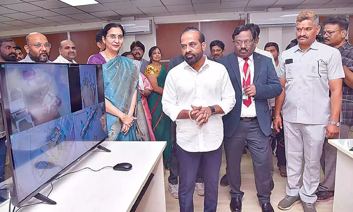 Andhra: मेडिकल परीक्षाओं की निगरानी के लिए रिमोट कमांड सेंटर लॉन्च किया गया Andhra: मेडिकल परीक्षाओं की निगरानी के लिए रिमोट कमांड सेंटर लॉन्च किया गया