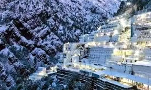 Vaishno Devi: त्रिकुटा पहाड़ियों पर भारी बारिश और बर्फबारी,रोकी गई यात्रा Vaishno Devi: त्रिकुटा पहाड़ियों पर भारी बारिश और बर्फबारी,रोकी गई यात्रा