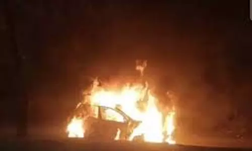 Agra: चलती कार में आग लगने से जिंदा जला ड्राइवर Agra: चलती कार में आग लगने से जिंदा जला ड्राइवर