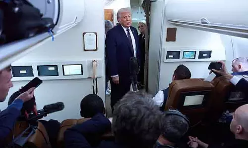 Trump : अमेरिका ने ईरान की ओर सबसे बड़ी सेना तैनात की Trump : अमेरिका ने ईरान की ओर सबसे बड़ी सेना तैनात की