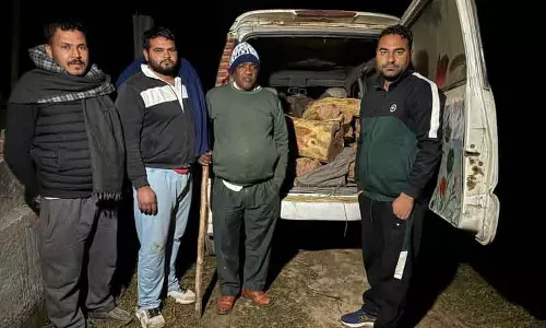 Yamunanagar में अवैध खैर की लकड़ी ले जा रहा वाहन जब्त किया गया