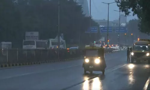 NCR में मौसम का मिजाज बदला, बारिश और तेज हवाओं से ठंड बढ़ी, एक्यूआई में आंशिक सुधार