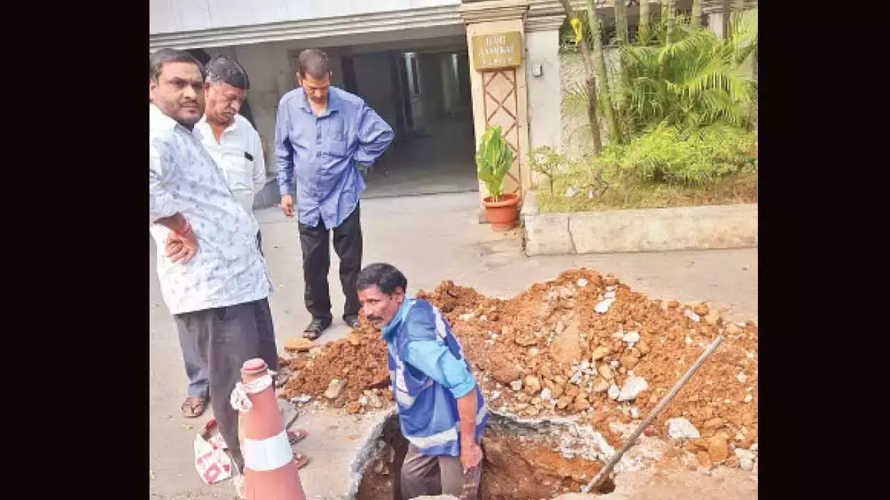 Telangana: BH में बार-बार उल्लंघन के बाद नल का कनेक्शन काट दिया गया Telangana: BH में बार-बार उल्लंघन के बाद नल का कनेक्शन काट दिया गया