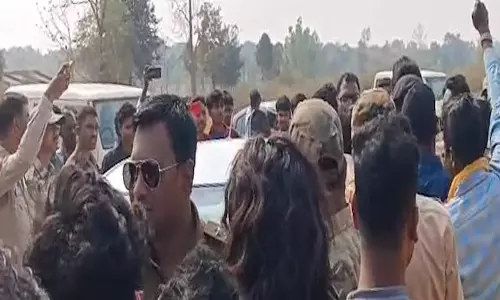 अपर कलेक्टर एसडीएम तहसीलदार और खनिज अफसरों को ग्रामीणों ने घेरा