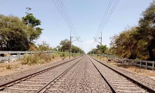 Indore : ट्रेन की स्पीड बढ़ाने के लिए महू से उज्जैन ट्रैक पर बाड़ लगाई जा रही है