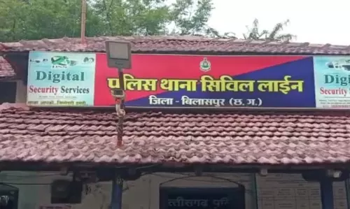 ऑटो सेंटर में चोरी, सीसीटीवी फुटेज में चोर कैद ऑटो सेंटर में चोरी, सीसीटीवी फुटेज में चोर कैद
