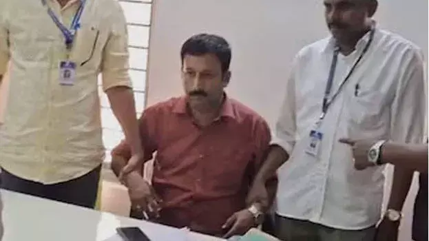 kerala: ग्राम अधिकारी 2000 रुपये की रिश्वत लेते हुए रंगे हाथों पकड़ा गया kerala: ग्राम अधिकारी 2000 रुपये की रिश्वत लेते हुए रंगे हाथों पकड़ा गया