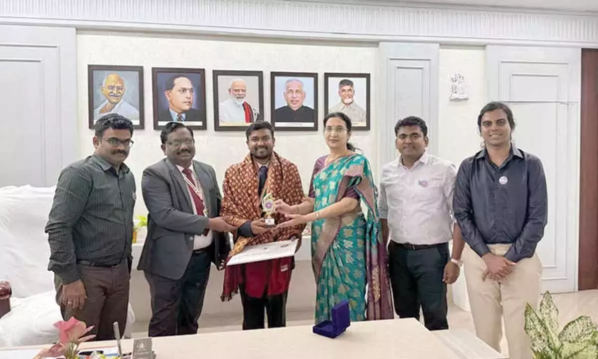 Andhra: राष्ट्रपति पुरस्कार विजेता रेड्डी जिष्णु को सम्मानित किया गया Andhra: राष्ट्रपति पुरस्कार विजेता रेड्डी जिष्णु को सम्मानित किया गया