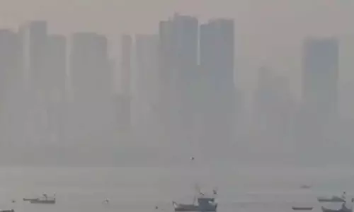 Mumbai : शहर की सुबह घने स्मॉग और बादलों वाले आसमान के साथ हुई Mumbai : शहर की सुबह घने स्मॉग और बादलों वाले आसमान के साथ हुई