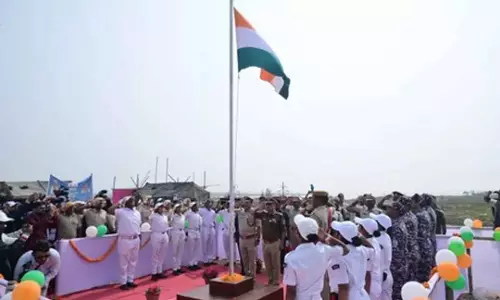 Odisha : धामरा पोर्ट के पास एक निर्जन द्वीप पर तिरंगा फहराया गया Odisha : धामरा पोर्ट के पास एक निर्जन द्वीप पर तिरंगा फहराया गया
