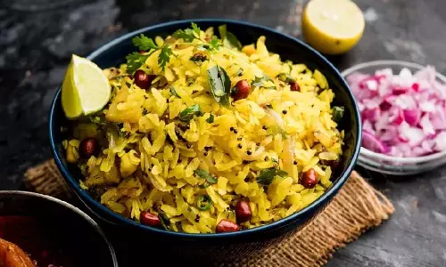 Recipe :सुबह के नाश्ते में ट्राय करें इंदौरी स्टाइल पोहा Recipe :सुबह के नाश्ते में ट्राय करें इंदौरी स्टाइल पोहा