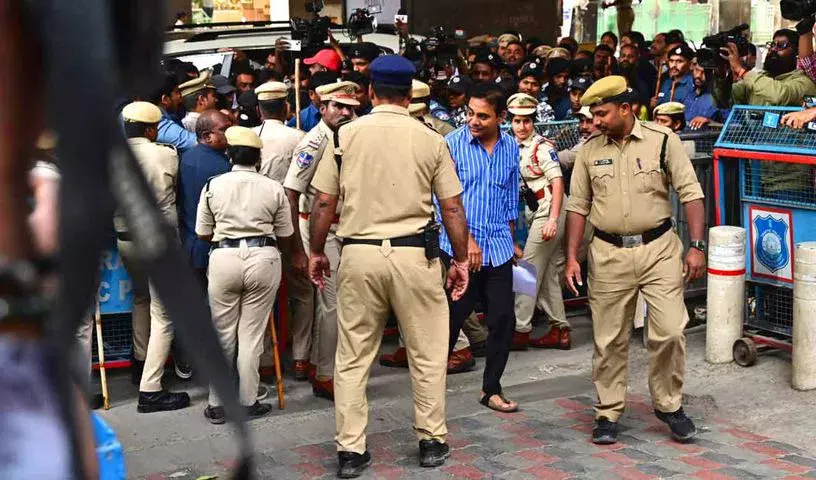 फोन टैपिंग मामले में केटीआर SIT के सामने पेश, तेलंगाना भवन के बाहर विरोध प्रदर्शन फोन टैपिंग मामले में केटीआर SIT के सामने पेश, तेलंगाना भवन के बाहर विरोध प्रदर्शन