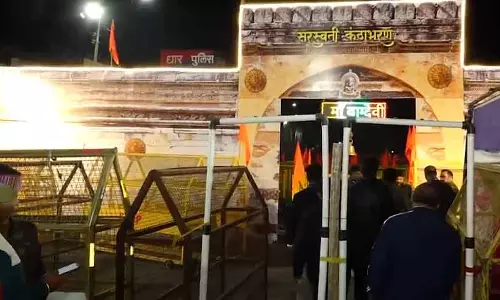 MP के धार में कड़ी सुरक्षा के बीच भोजशाला में बसंत पंचमी की पूजा शुरू हुई MP के धार में कड़ी सुरक्षा के बीच भोजशाला में बसंत पंचमी की पूजा शुरू हुई