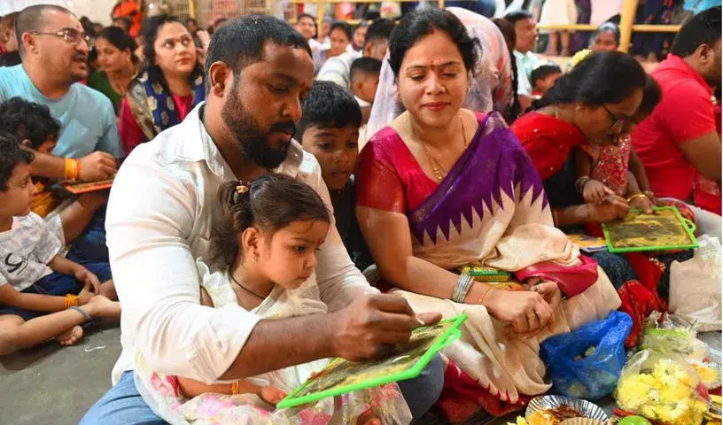 Hyderabad: बसंत पंचमी पर मंदिरों में भक्तों की भारी भीड़ Hyderabad: बसंत पंचमी पर मंदिरों में भक्तों की भारी भीड़