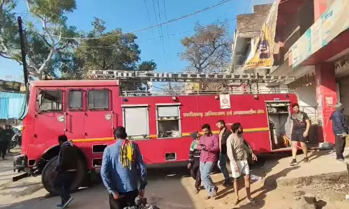 जनरल स्टोर में लगी आग, व्यापारी को लाखों का नुकसान