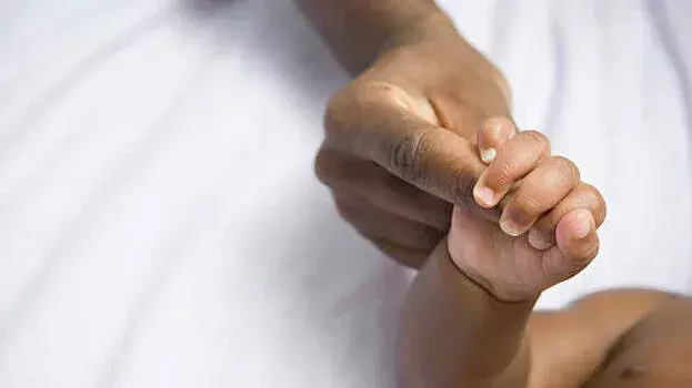 Thrissur में मेडिकल लापरवाही: प्राइवेट अस्पताल में पांच दिन के बच्चे की उंगली कट गई Thrissur में मेडिकल लापरवाही: प्राइवेट अस्पताल में पांच दिन के बच्चे की उंगली कट गई