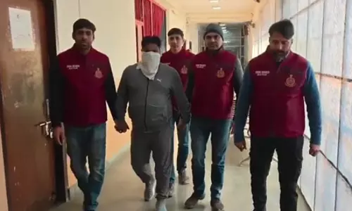 फर्जी पासपोर्ट रैकेट का भंडाफोड़, क्राइम ब्रांच ने घोषित अपराधी को किया गिरफ्तार फर्जी पासपोर्ट रैकेट का भंडाफोड़, क्राइम ब्रांच ने घोषित अपराधी को किया गिरफ्तार