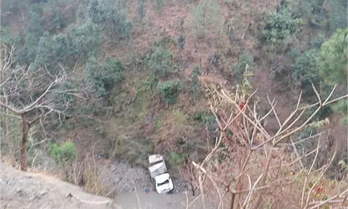 Himachal Pradesh: सड़क चौड़ीकरण के दौरान हादसा, चालक की मौत Himachal Pradesh: सड़क चौड़ीकरण के दौरान हादसा, चालक की मौत