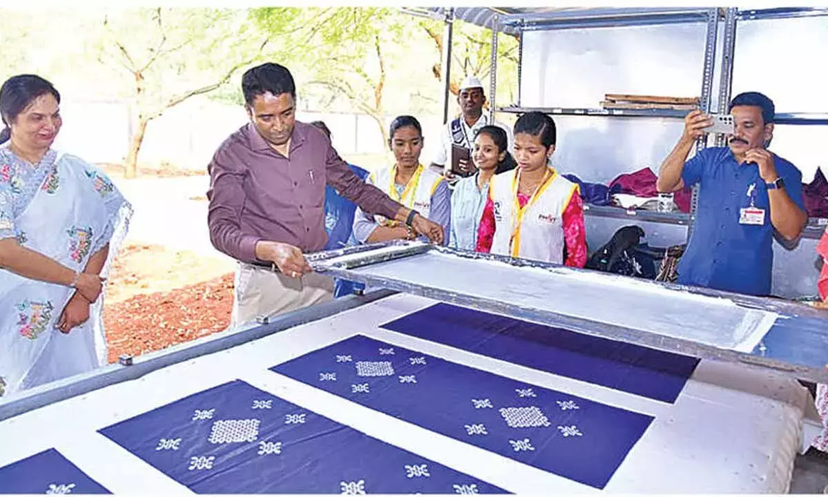 Magic वीव्स महिलाओं को उद्यमी बनने में मदद करता है
