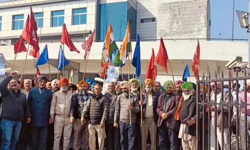 नए चीफ के पदभार संभालने के बाद PRTC स्टाफ ने सैलरी में देरी को लेकर विरोध प्रदर्शन किया नए चीफ के पदभार संभालने के बाद PRTC स्टाफ ने सैलरी में देरी को लेकर विरोध प्रदर्शन किया