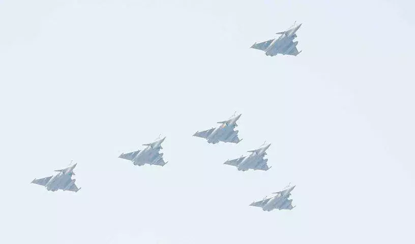 IAF की सारंग हेलीकॉप्टर टीम सिंगापुर एयरशो 2026 में प्रदर्शन करेगी IAF की सारंग हेलीकॉप्टर टीम सिंगापुर एयरशो 2026 में प्रदर्शन करेगी