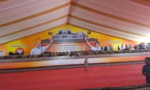 Modi जल्द आ रहे हैं: जनसभा का मंच तैयार Modi जल्द आ रहे हैं: जनसभा का मंच तैयार