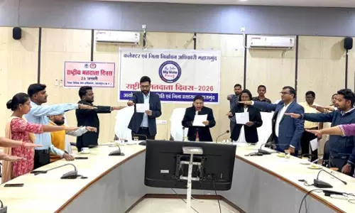 उत्कृष्ट बीएलओ हुए सम्मानित, नव मतदाताओं को वितरित किए गए ईपिक कार्ड